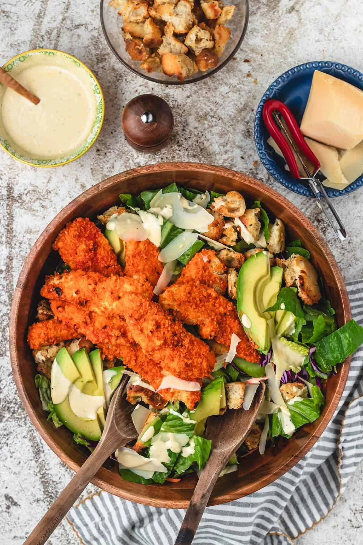 panierte Fleischstücke mit Avocado und Römersalat