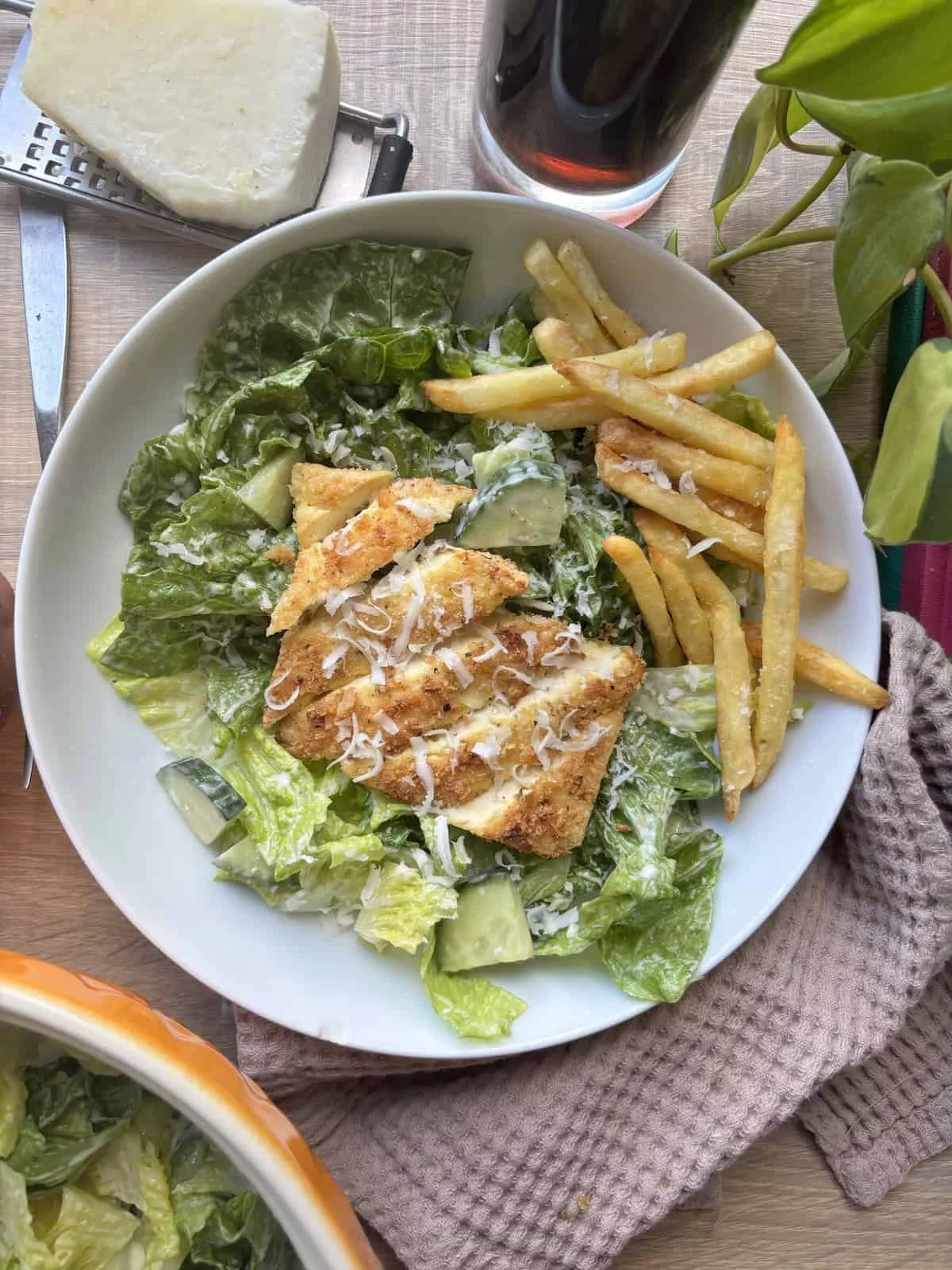 zum klassischen Caesar Salad passen Bratkartoffeln
