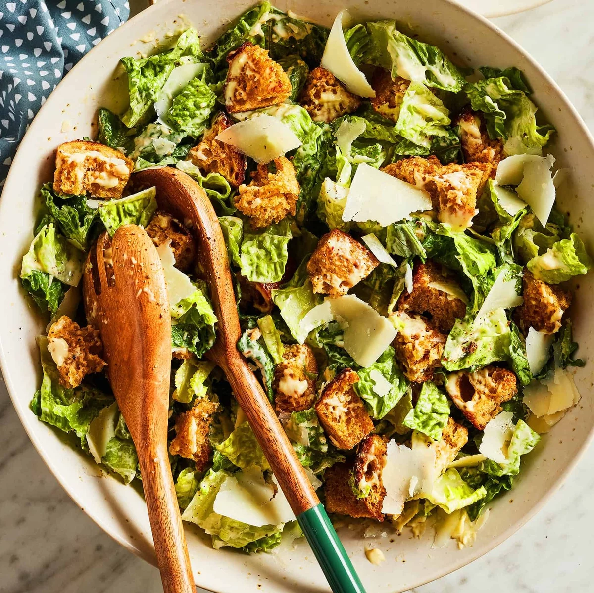 Römersalat mit Croutons und Parmasankäse - Caesar Salad