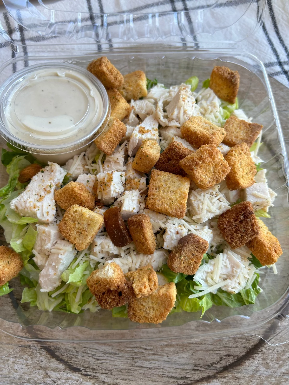 croutons runden den klassischen Caesar Salad ab