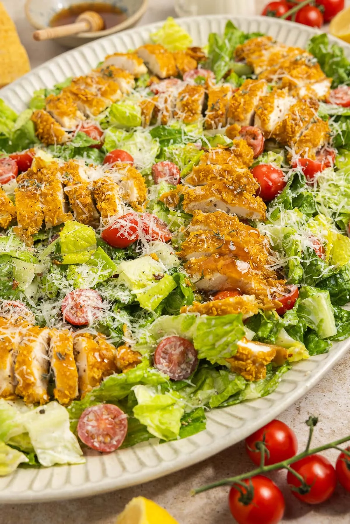 Caesar Salad mit Cherry Tomaten garnieren