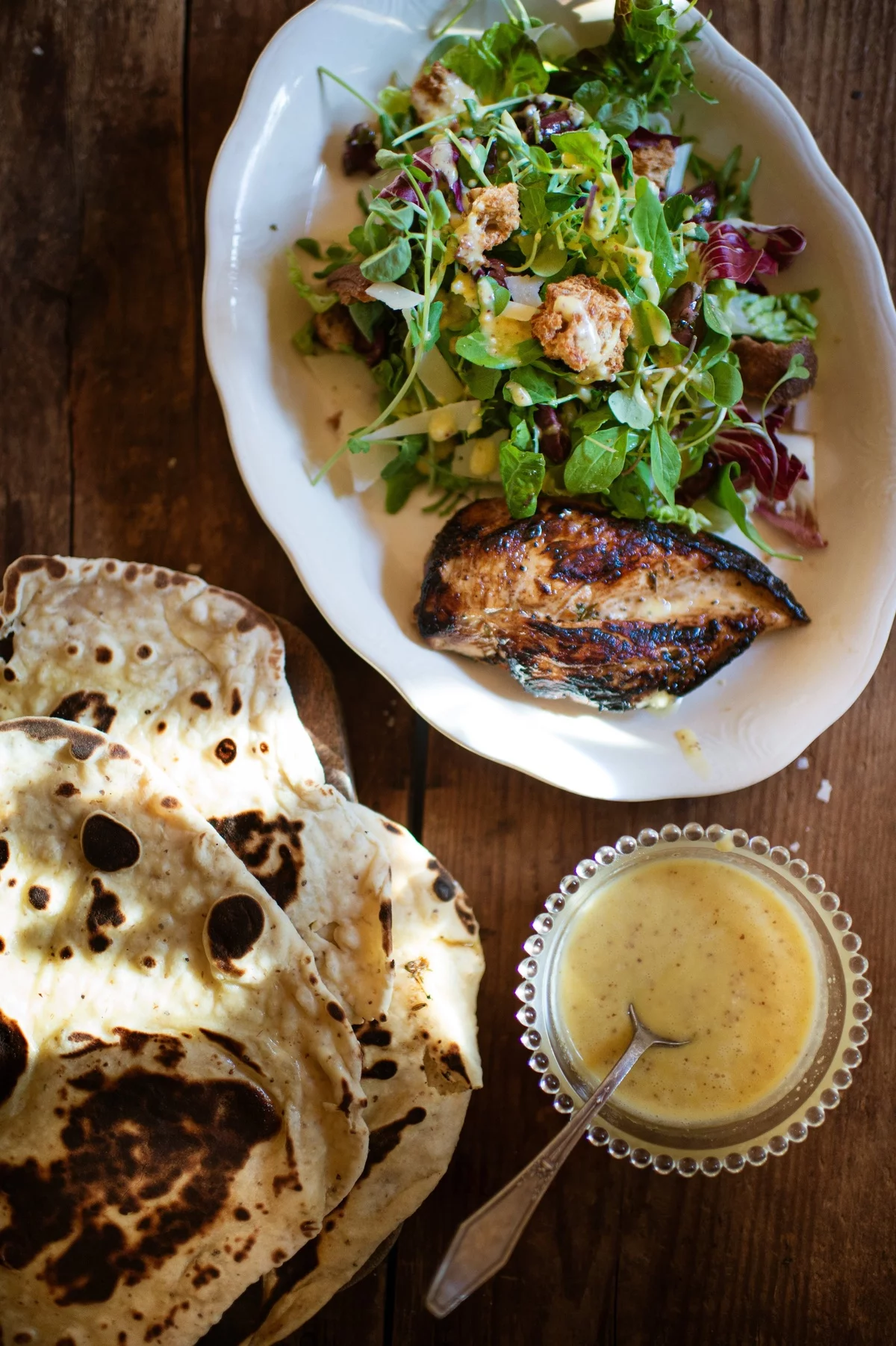 Spinat mit Fleisch und Croutons - Caesar Salad