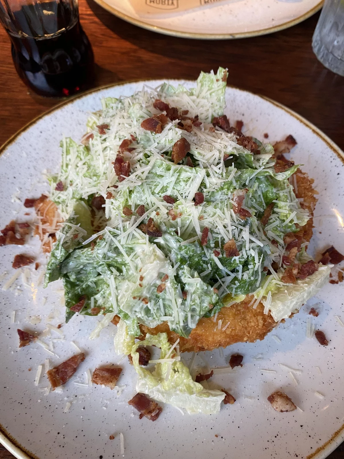 Fleisch, Römersalat und parmasan auf dem Caesar Salad