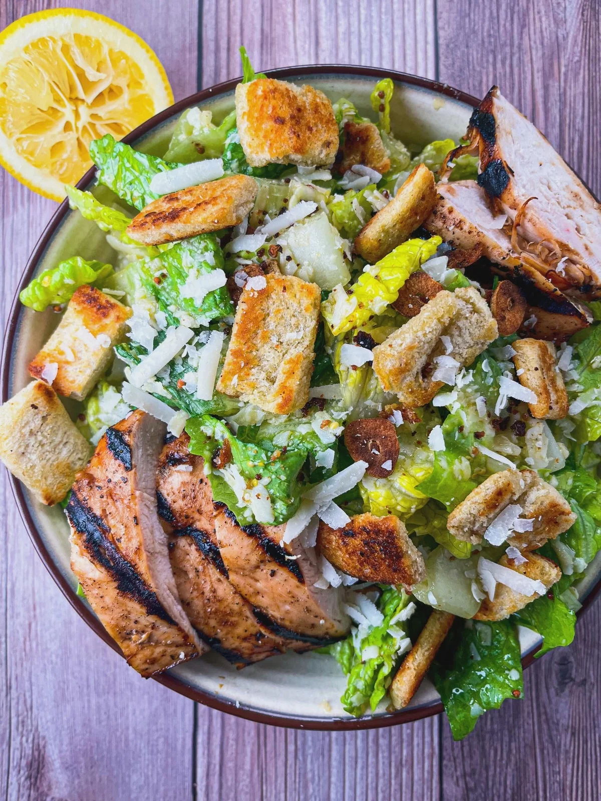 klassischer Caesar Salad mit Fleisch und Croutons