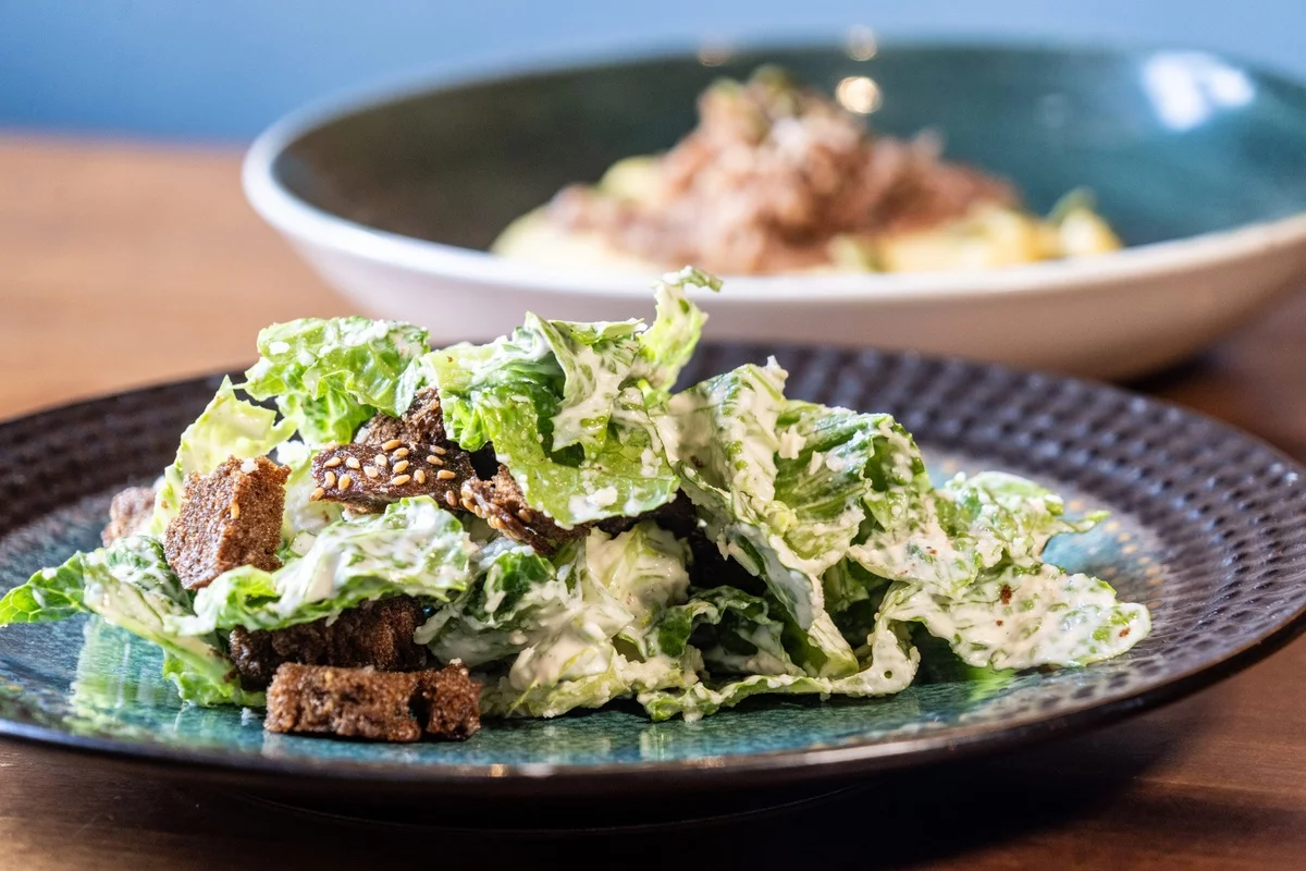 Caesar Salad mit Schwarzbrot mit Kernen