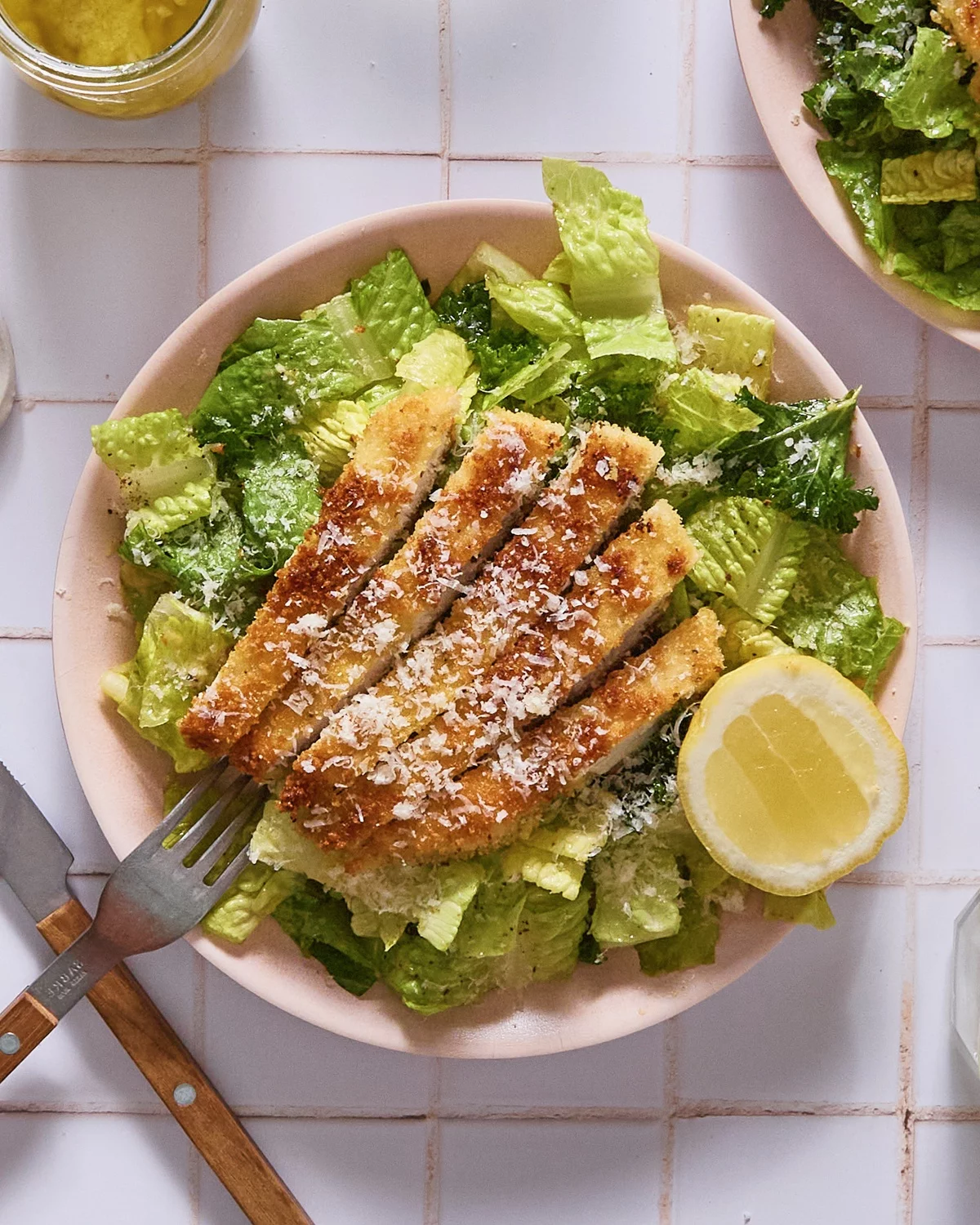 Caesar Salad mit gebratenem Fleisch und mit Zitrone garniert