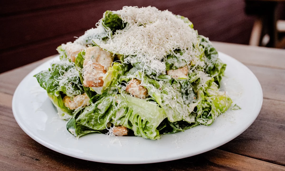 Caesar Salad auf dem Teller- der Look regt den Appetit an