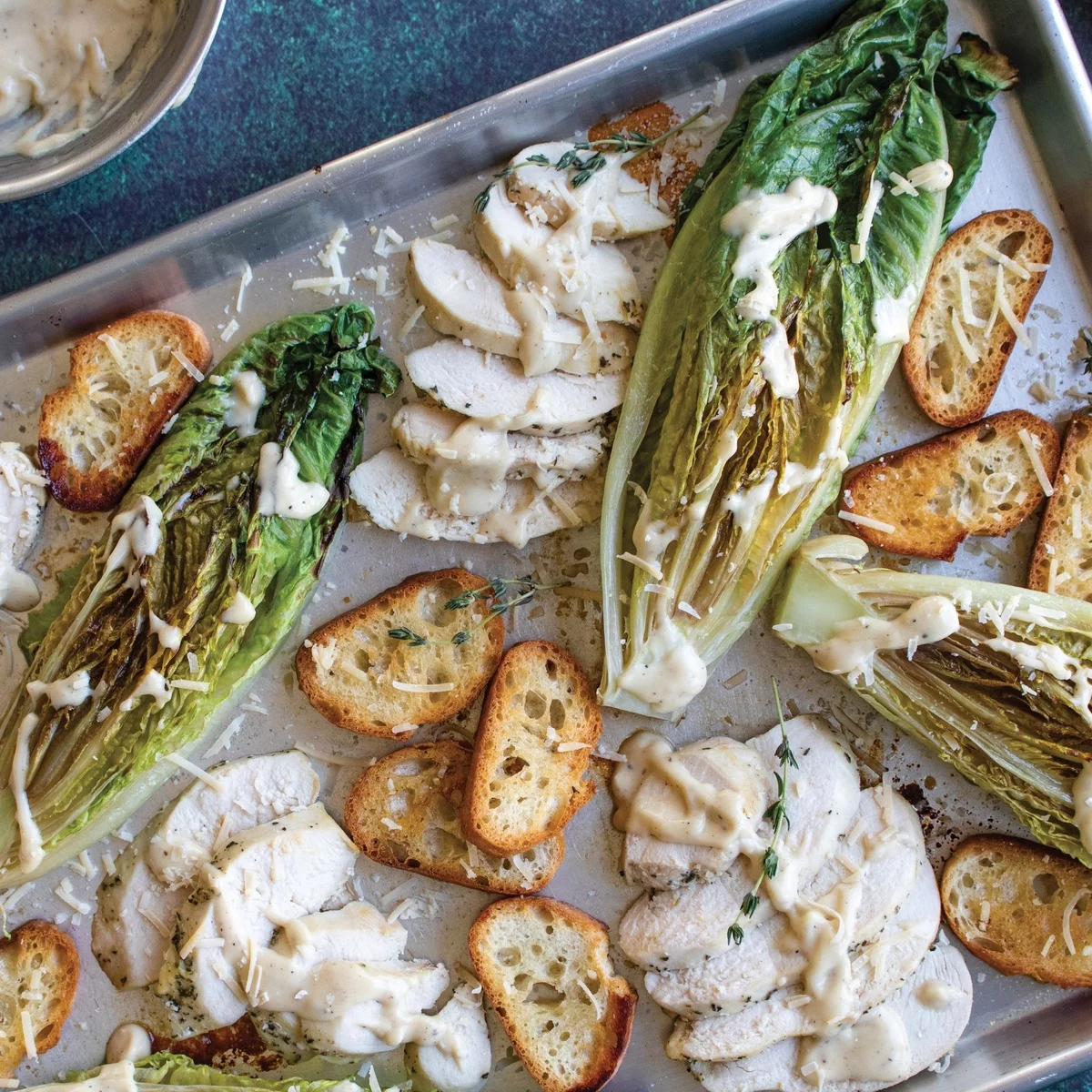 Römersalat, Hähnchenstücke und Toastbrot - Caesar Salad