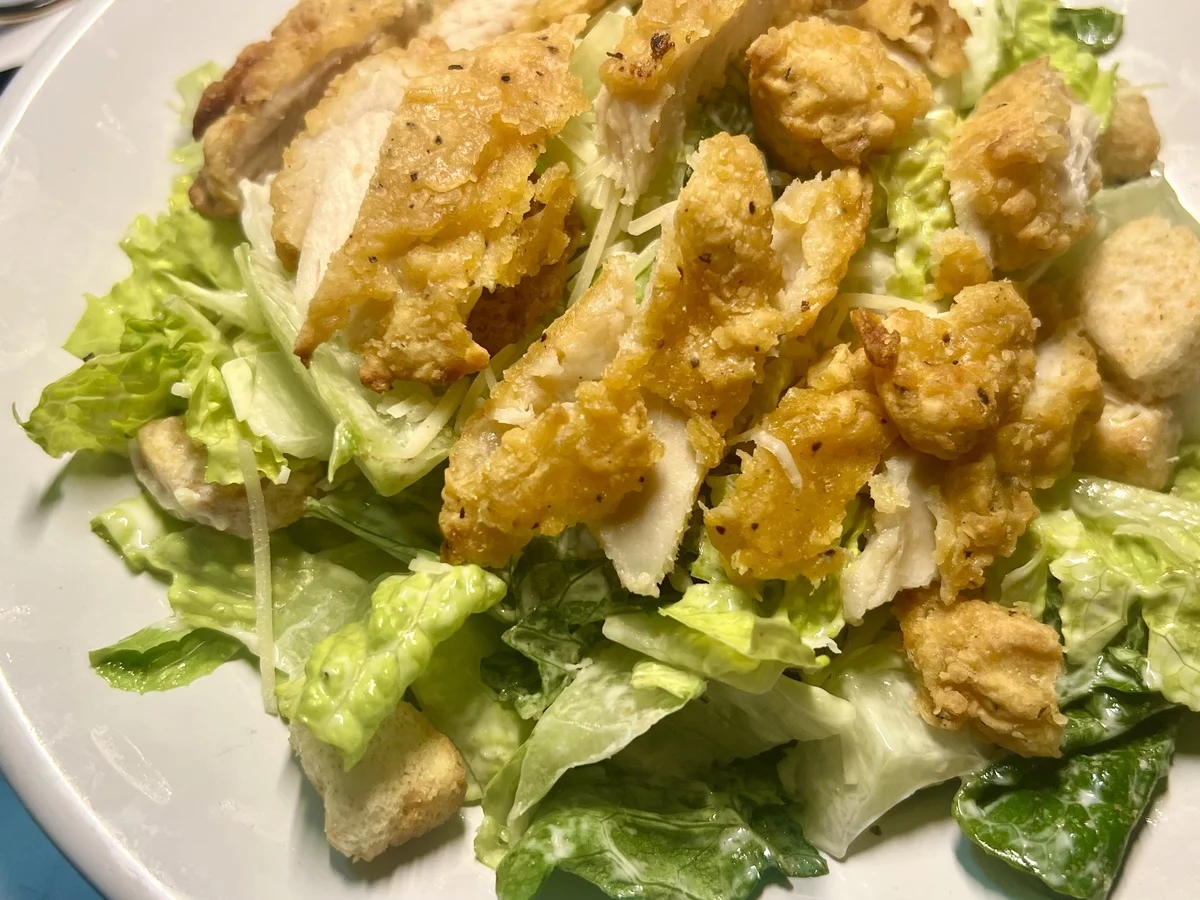 Römersalat mit Fleisch und Croutons - Caesar Salad