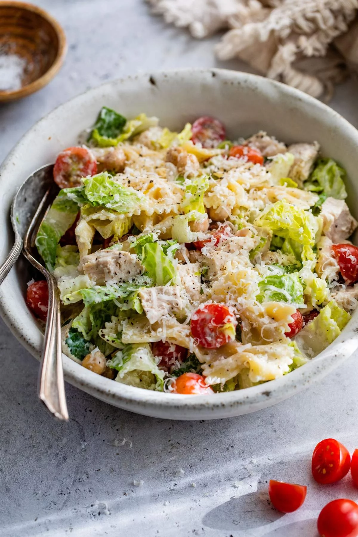 Caesar Salad mit viel Dressing und Cherry Tomaten