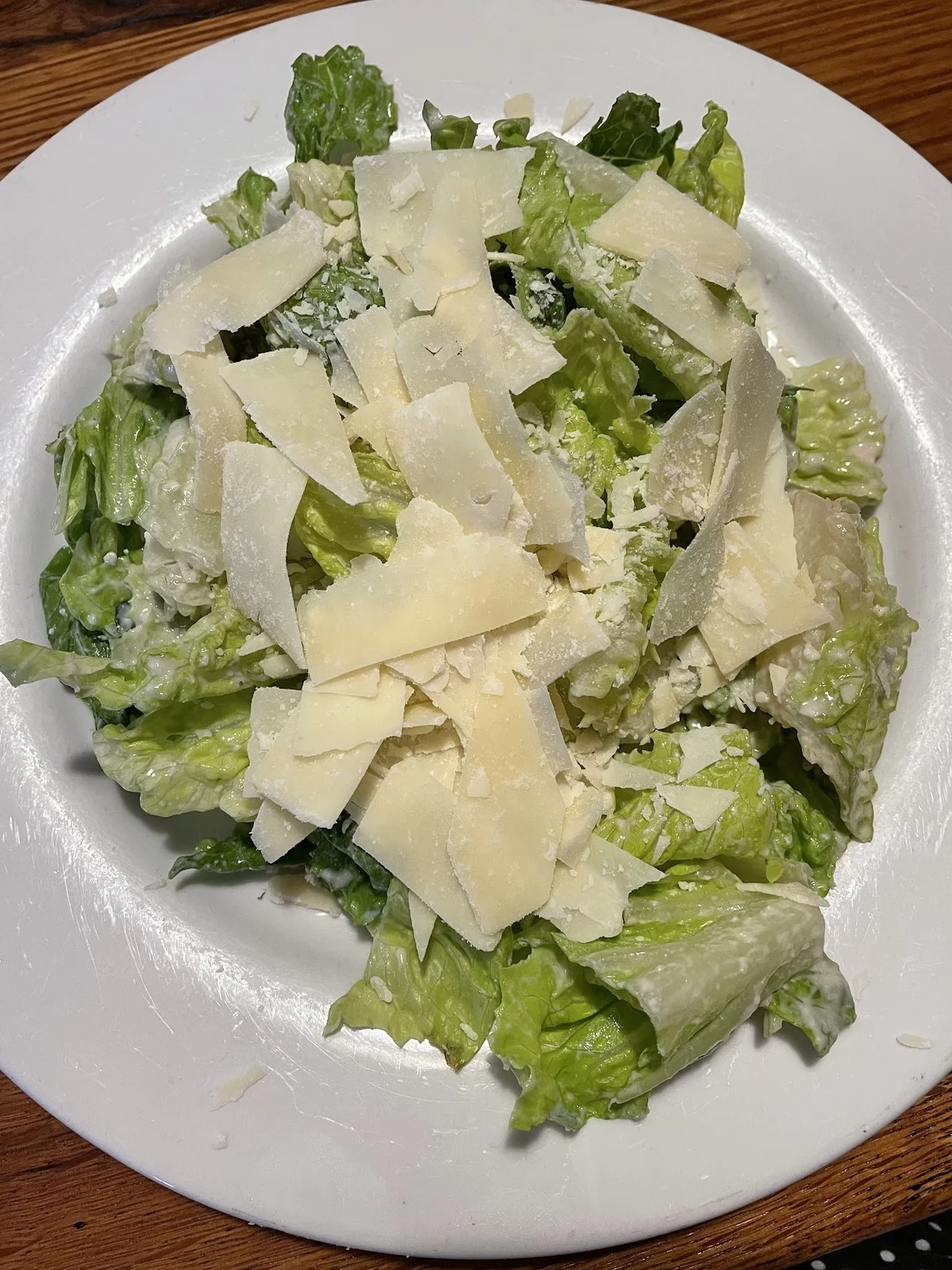 Römer Salat mit dünnen Parmasanscheiben