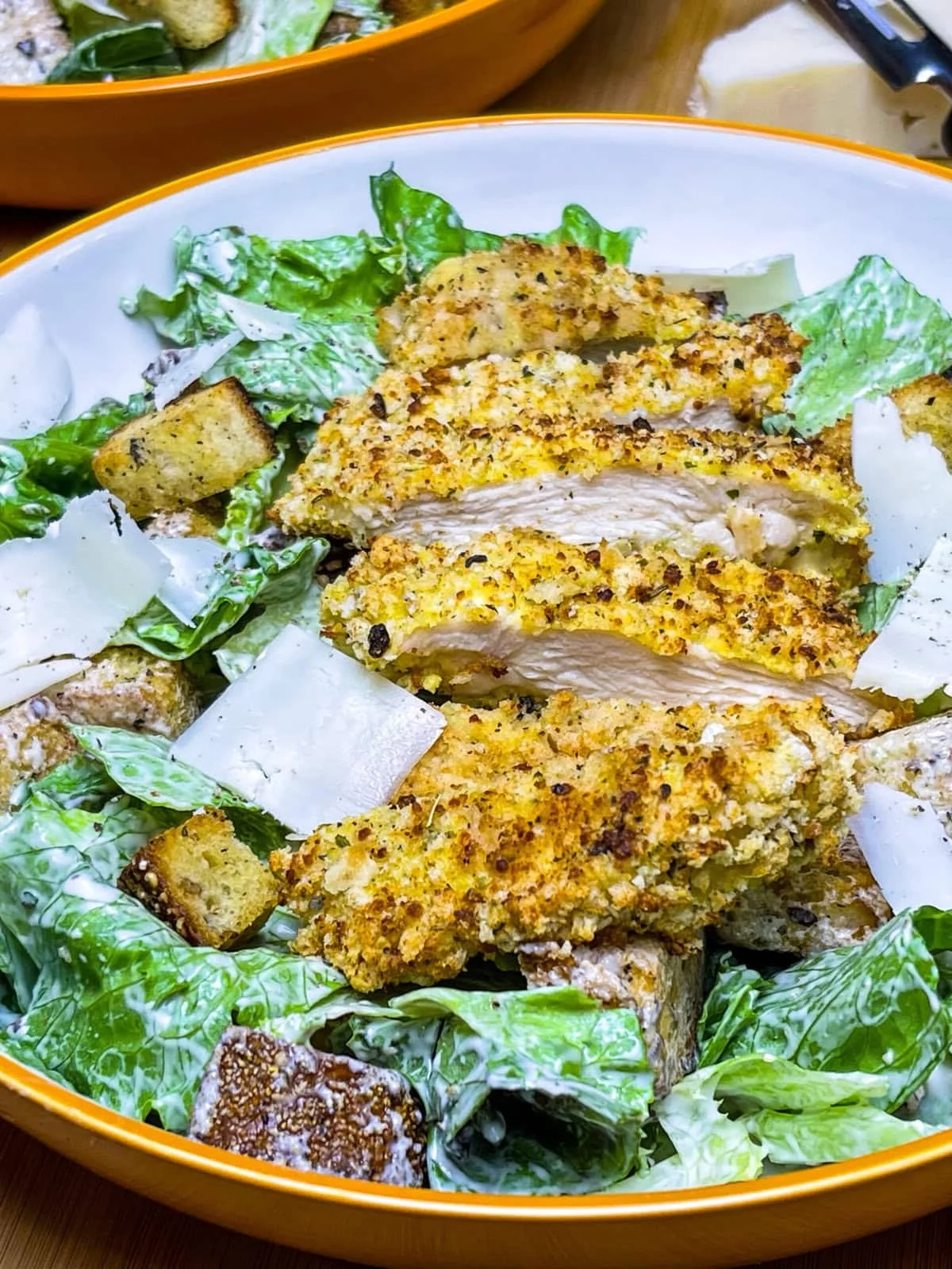 klassischer Caesar Salad mit Croutons, Parmasan und Dressing