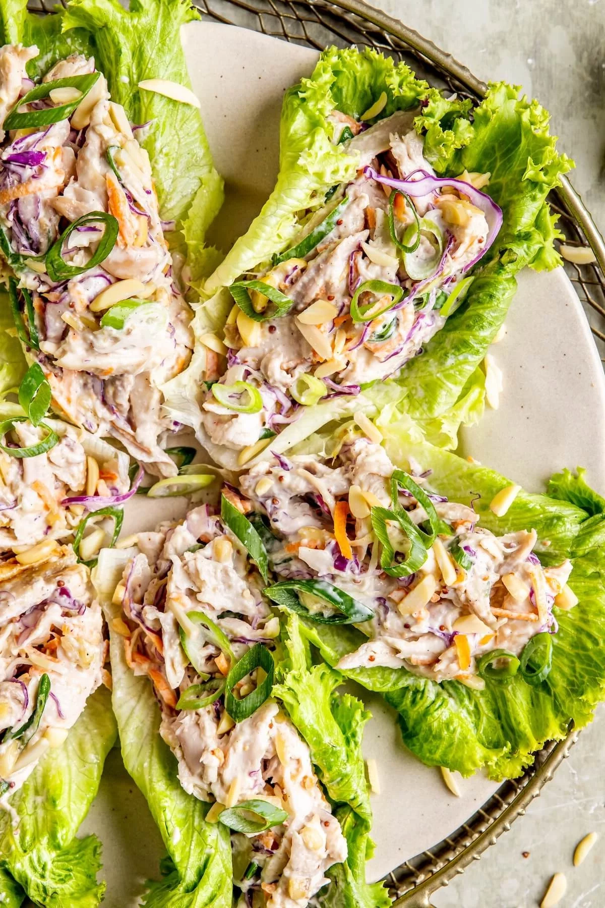 Caesar Salad mit viel Dressing und roter Zwiebel dün geschnitten