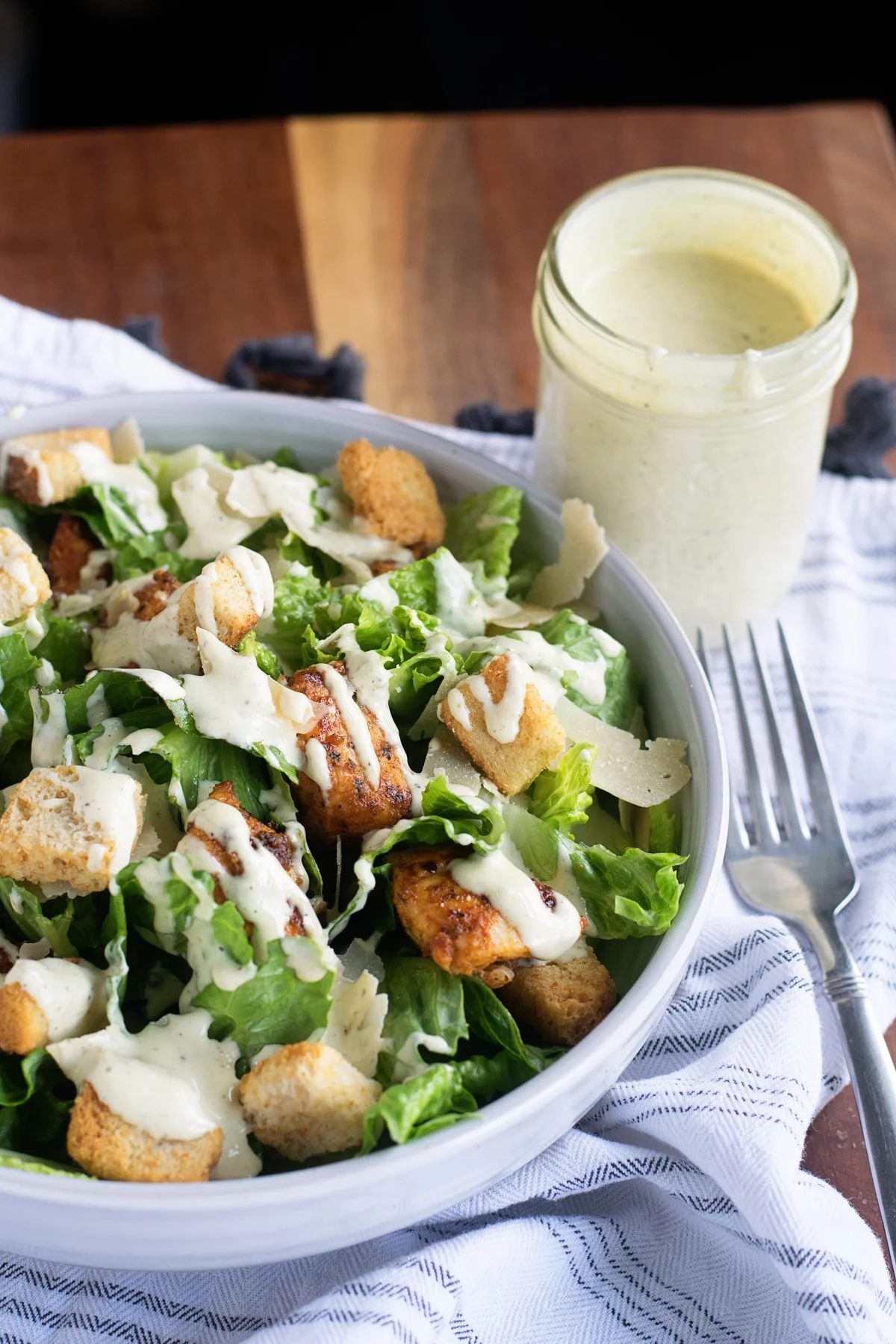klassischer Caesar Salad mit weißem Dressing