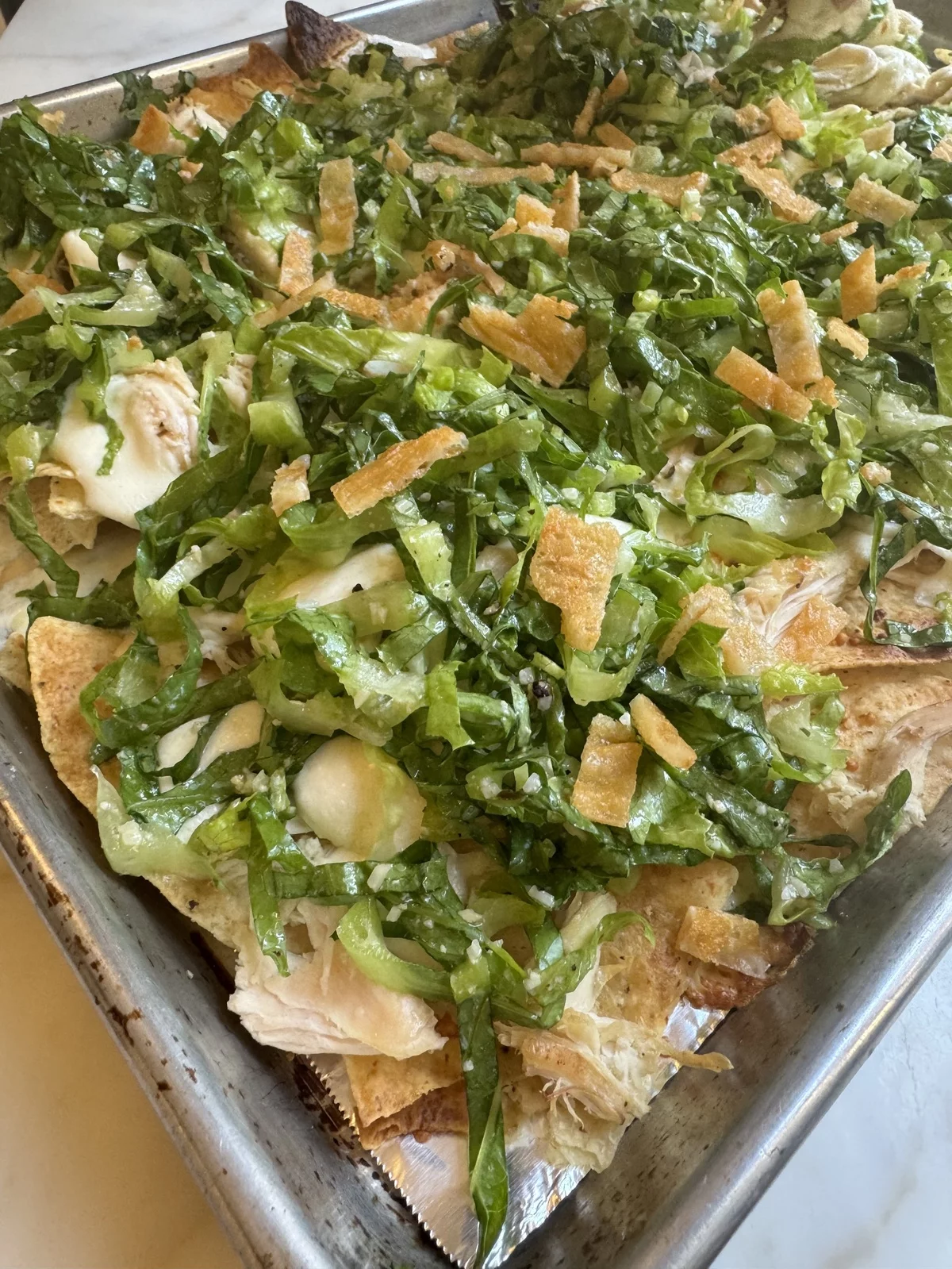 Caesar Salad mit kleinen Stücken Chips