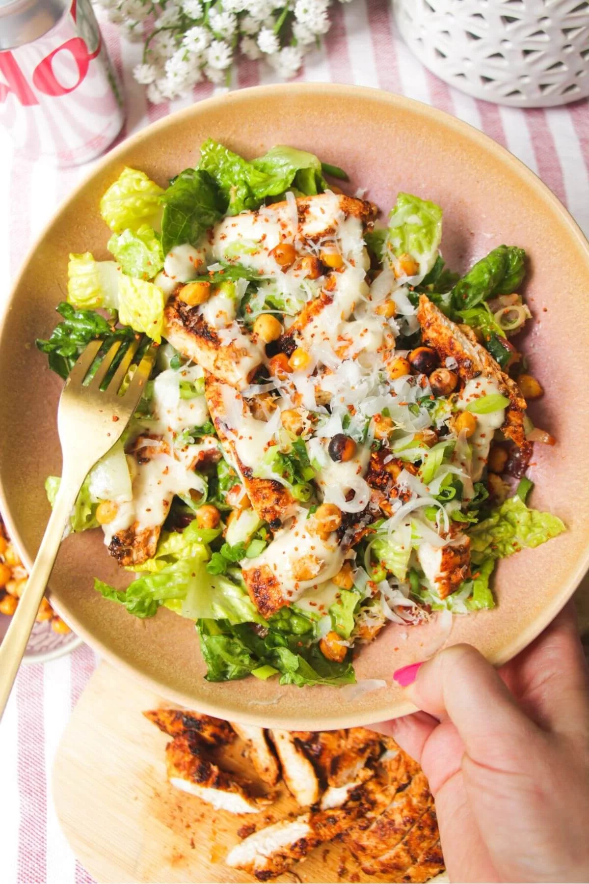 Caesar Salad mit Dressing und Fleischstücken