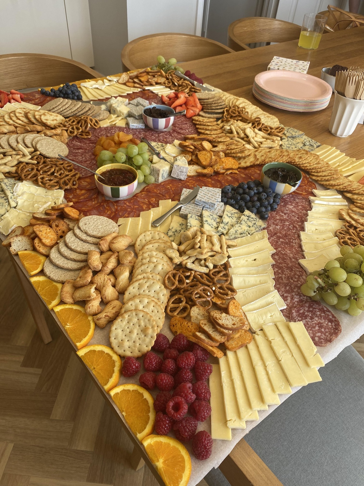 die Käseplatte ist fertig, die Käse Party beginnt