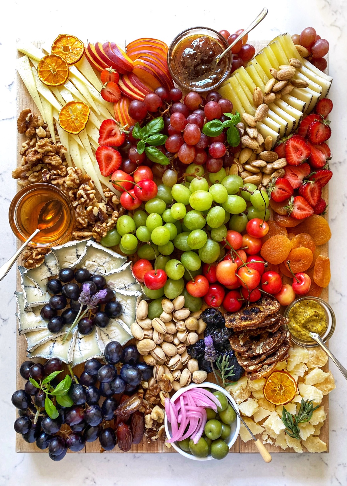 Nüsse, Obst und Käse im Mix - bereit für die Käse Party