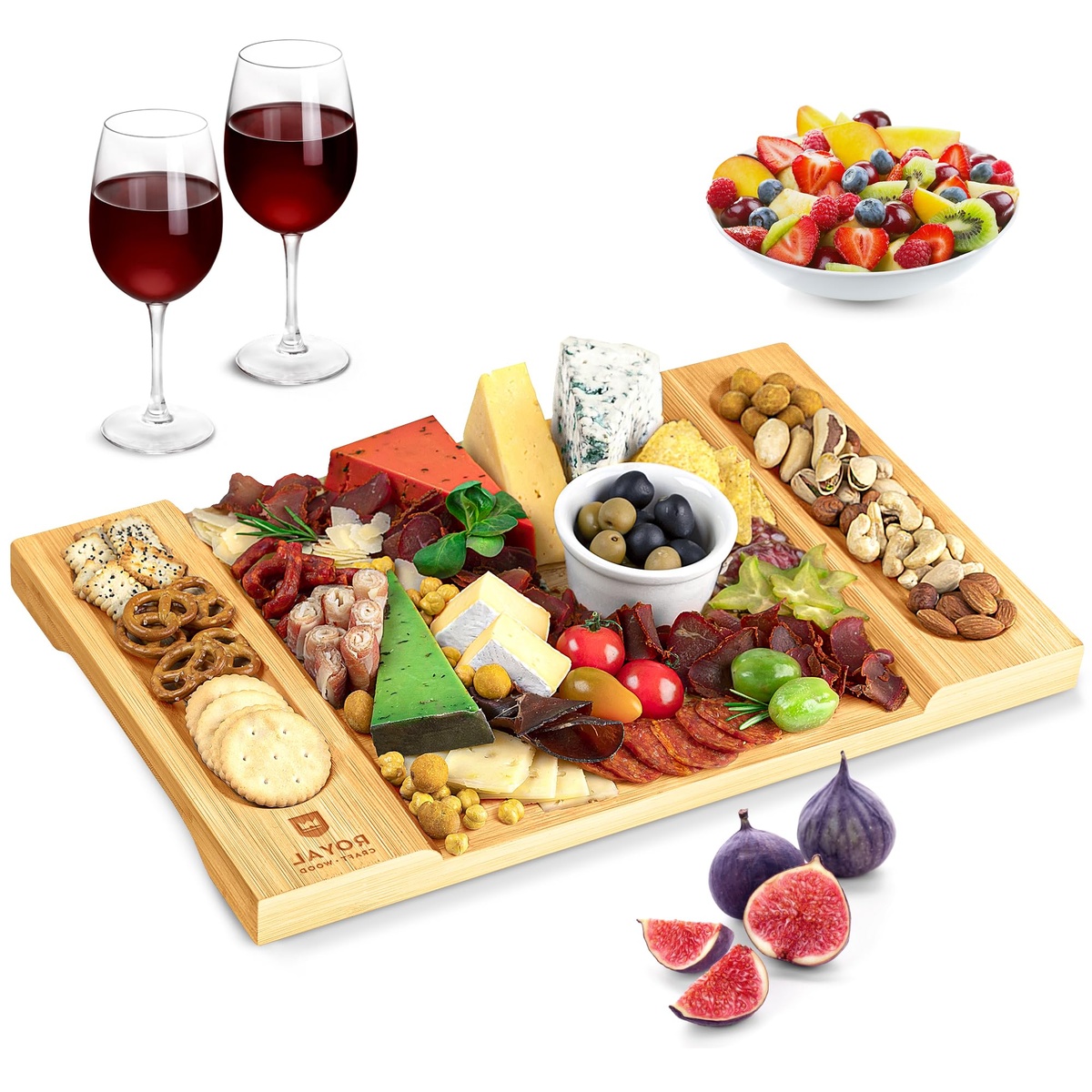 eine schön gestaltete Käseplatte und zwei Gläser Rotwein