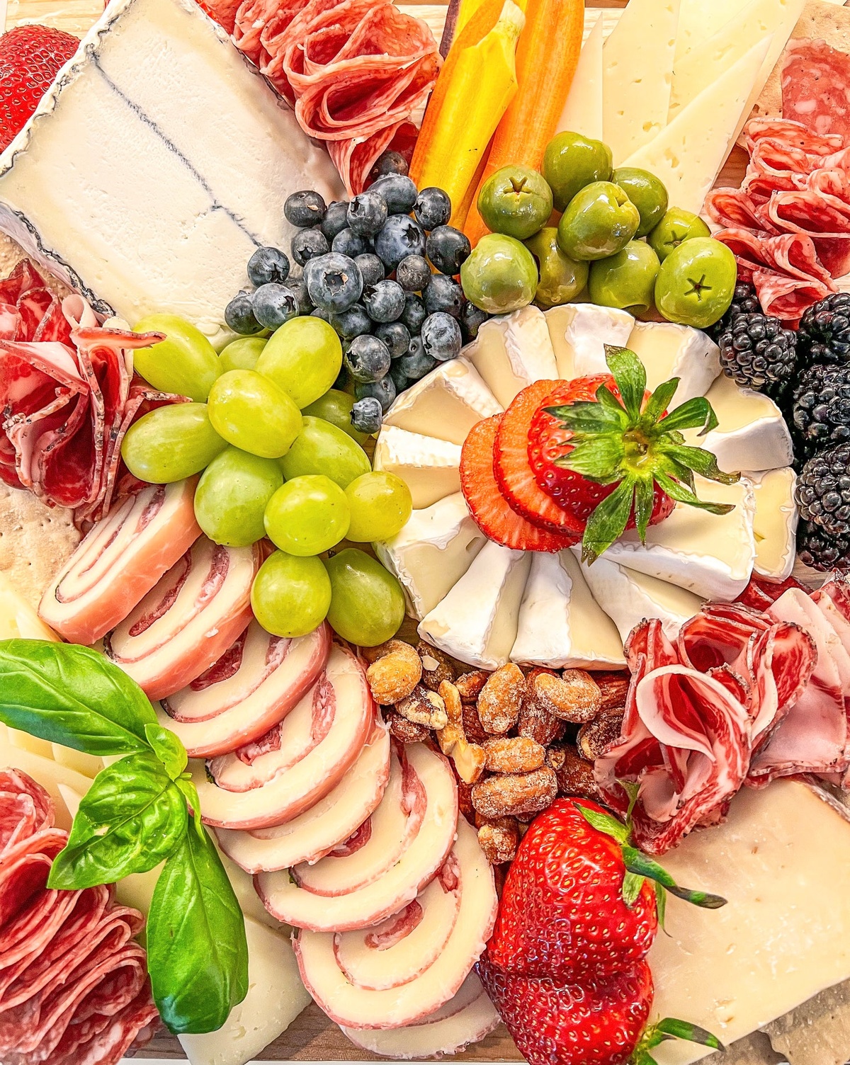 Trauben, Blaubeeren, Erdbeeren schmücken die Käseplatte