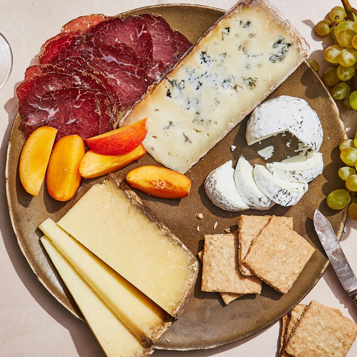 frische Pfirsich Stücke stehen zwischen Wurst und Käse