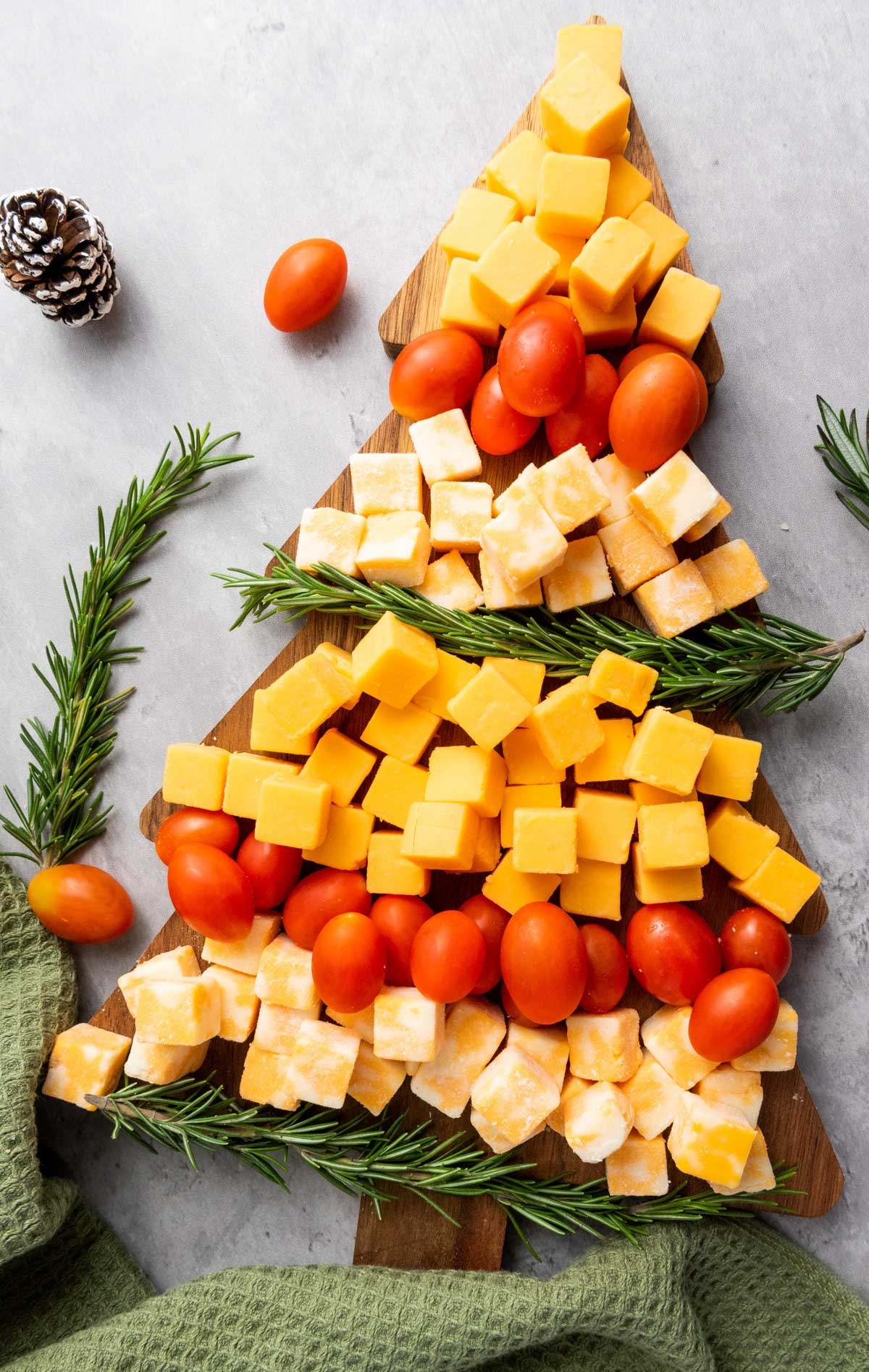 Käse Stücke mit Cherry Tomaten und Rosmarin Zweigen als einen Tannenbaum gestalten