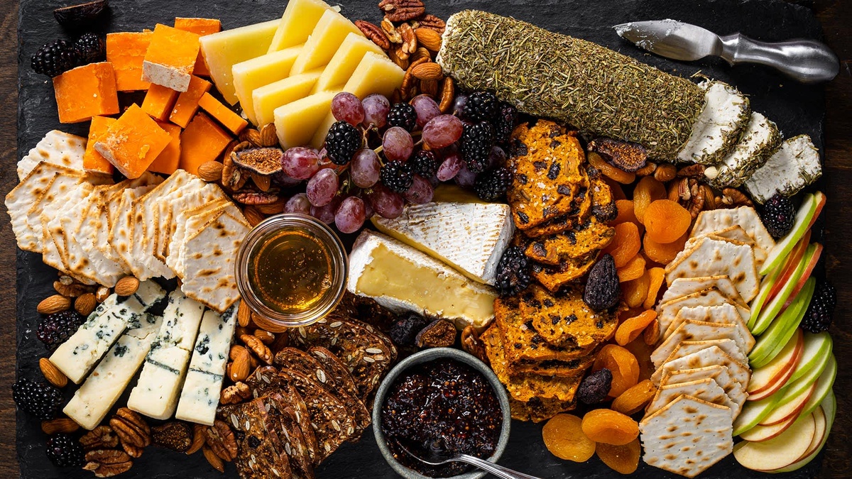 Eine würzige Käsesorte steht auch auf dem Holzbrett