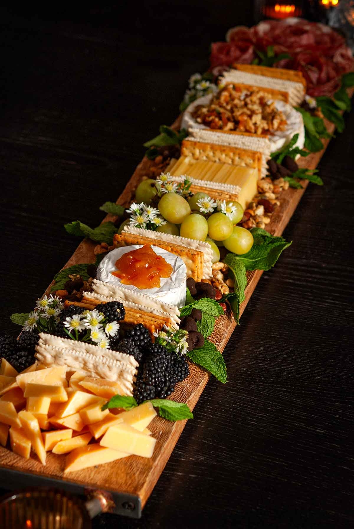 so viele Sachen auf einem schmalen Holzbrett angeordnet