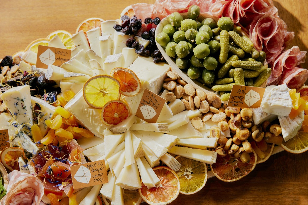 alles auf der Käseplatte - Wurst, Sauergurken, Nüsse usw