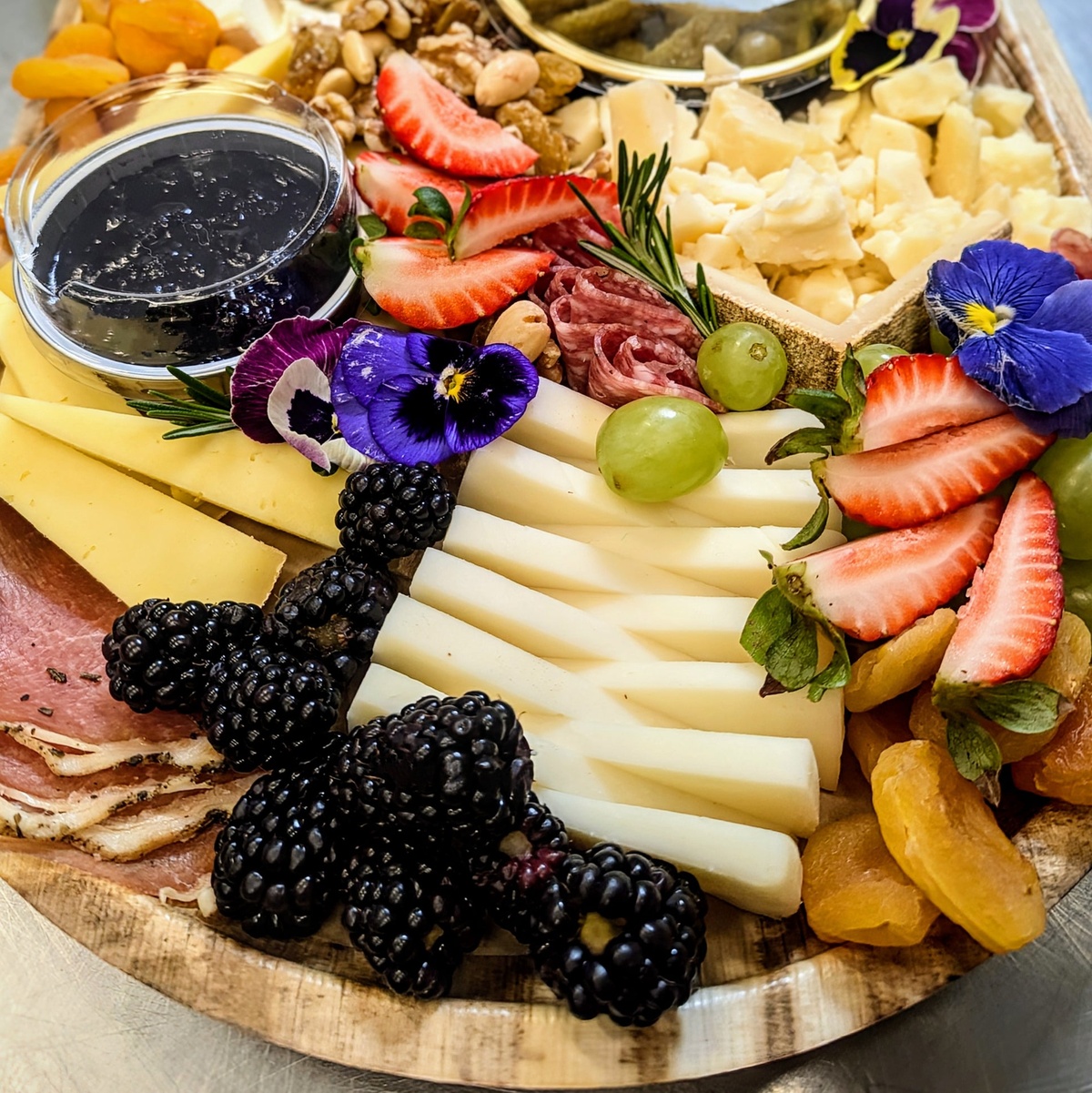 für die Käse Party kann man Käse mit Früchten kombinieren