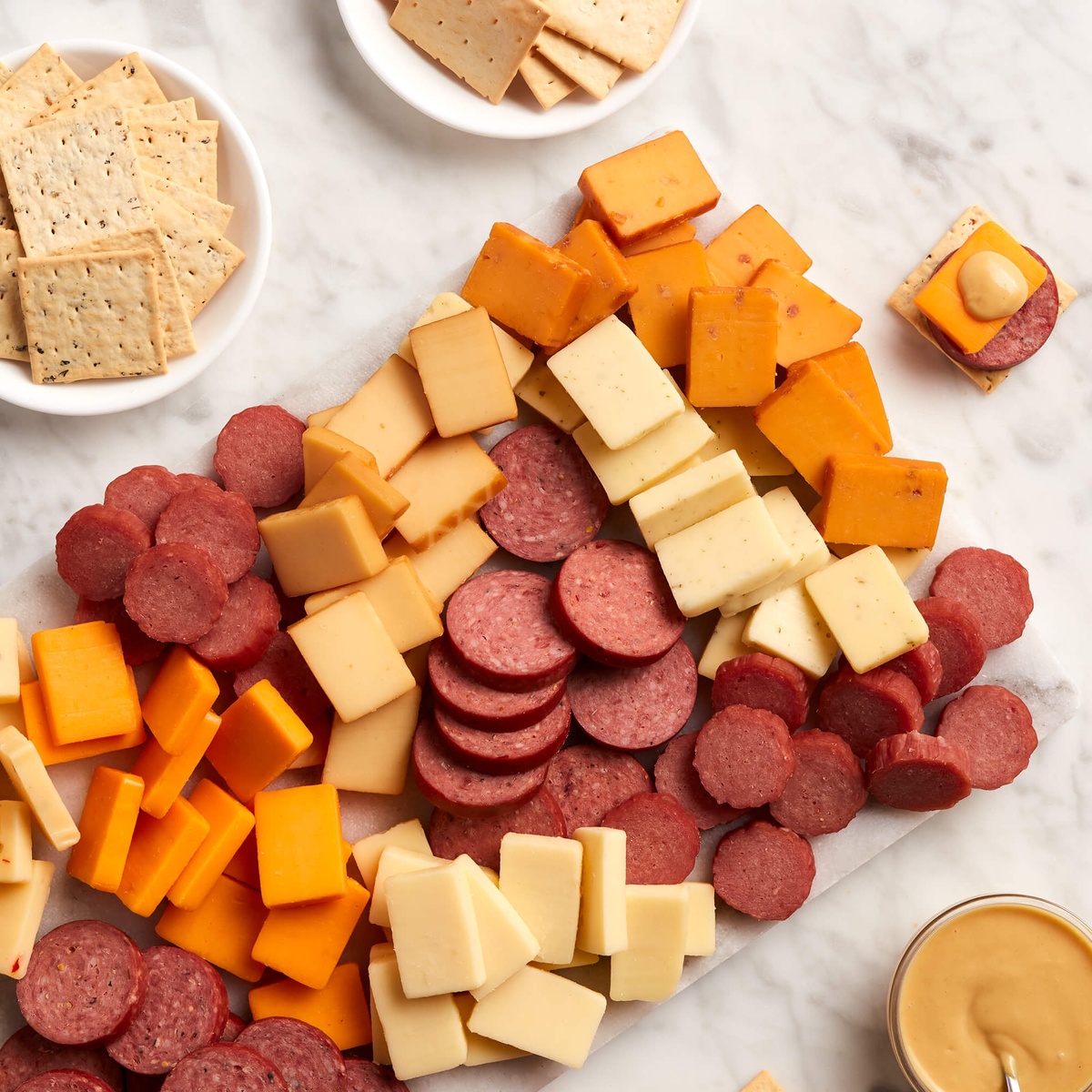 verschiedene Käsesorten mit Salami mischen und auf der Käse Party anbieten