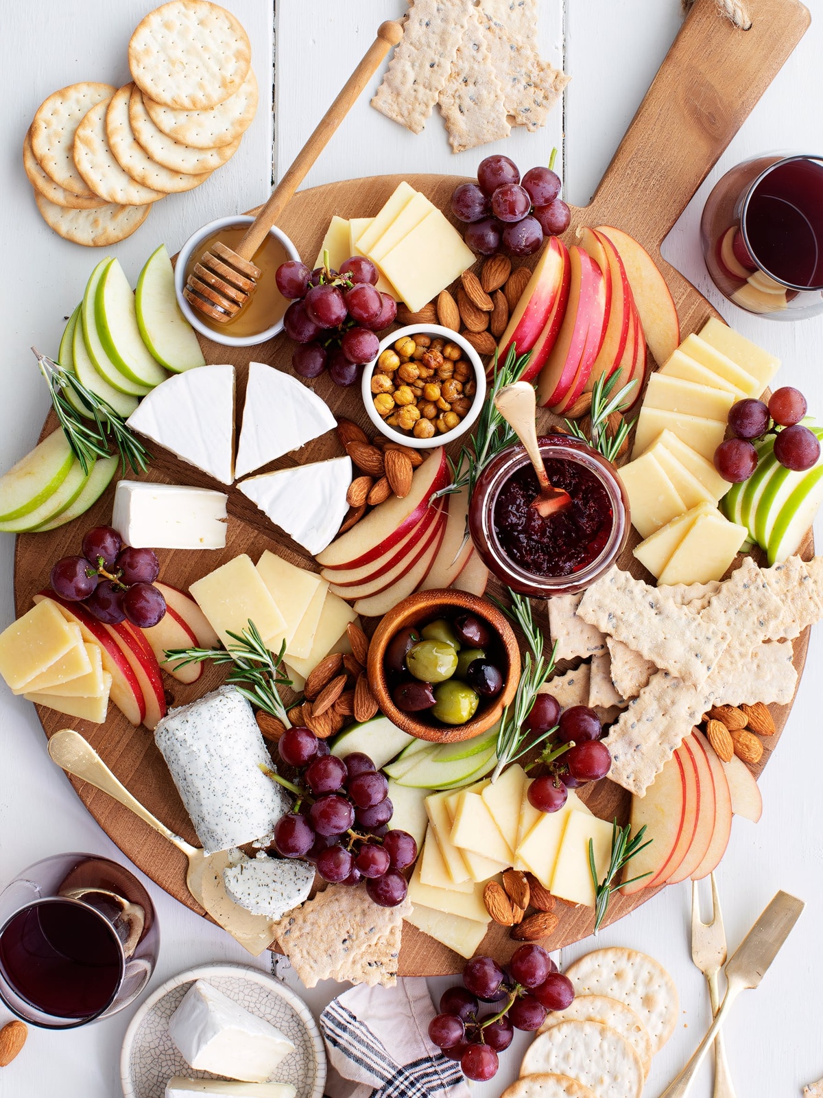 auf einem Holzbrett Käse und andere Lebensmittel kombinieren