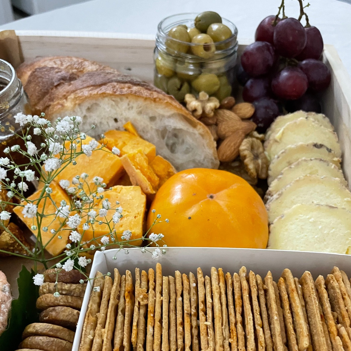 Cracker und Brot dürfen nicht fehlen - die Käse Party vorbereiten