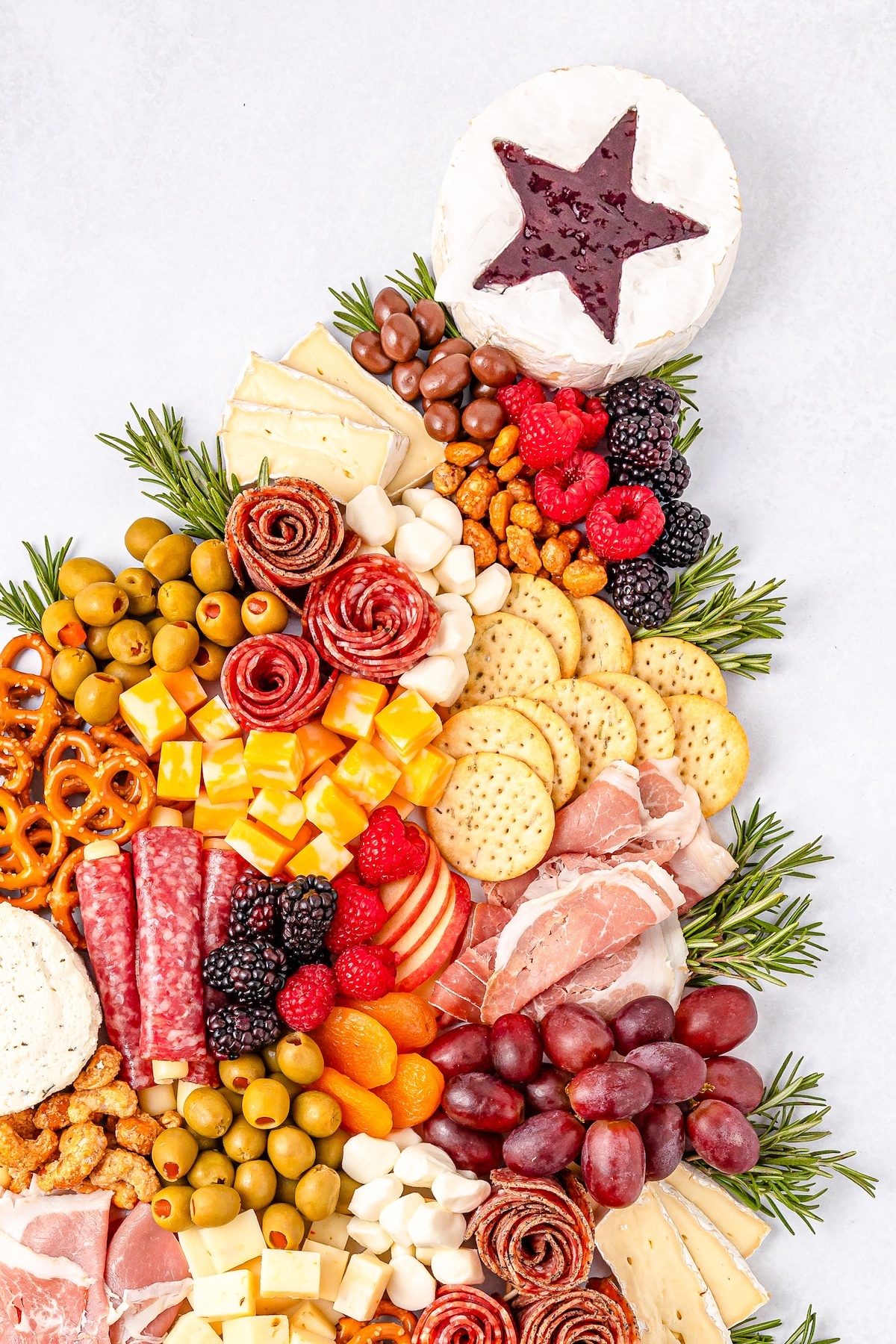 Cracker und frische Trauben ergänzen die Käsesorten - Käse Party veranstalten