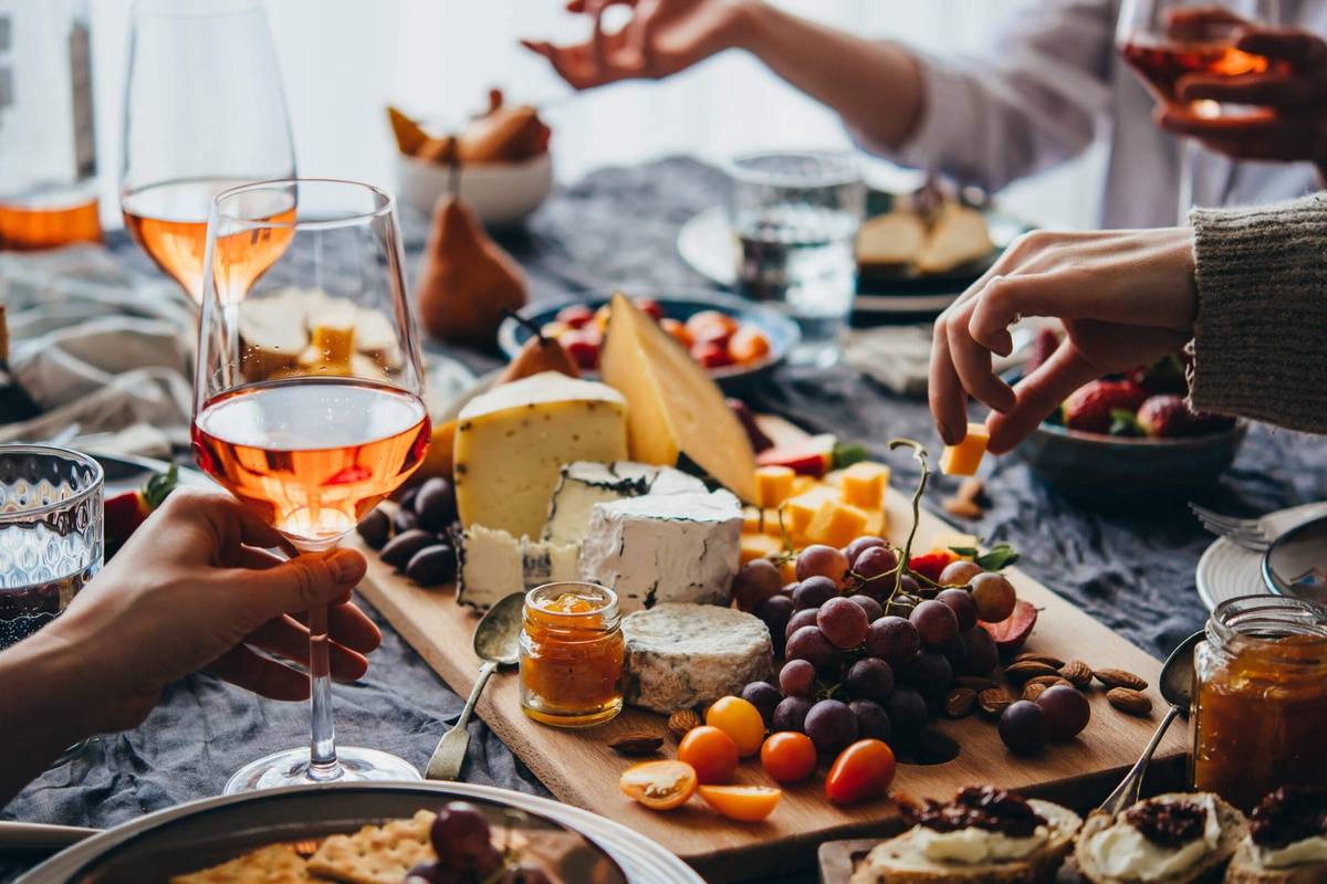 bei einem Glas Wein genießt man die Käse Party