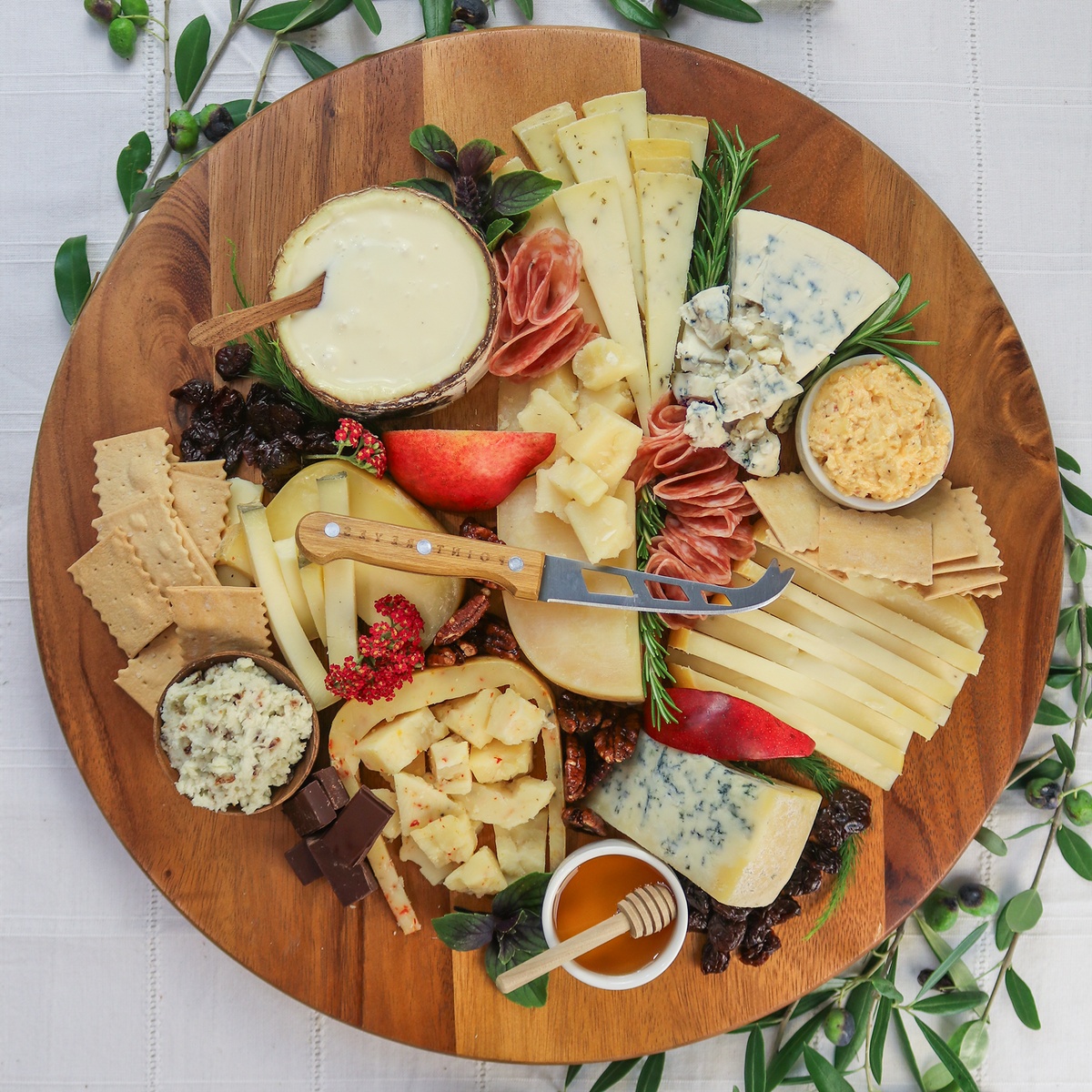 für die Käse Party - eine Platte mit verschiedenen Käsesorten arrangierem