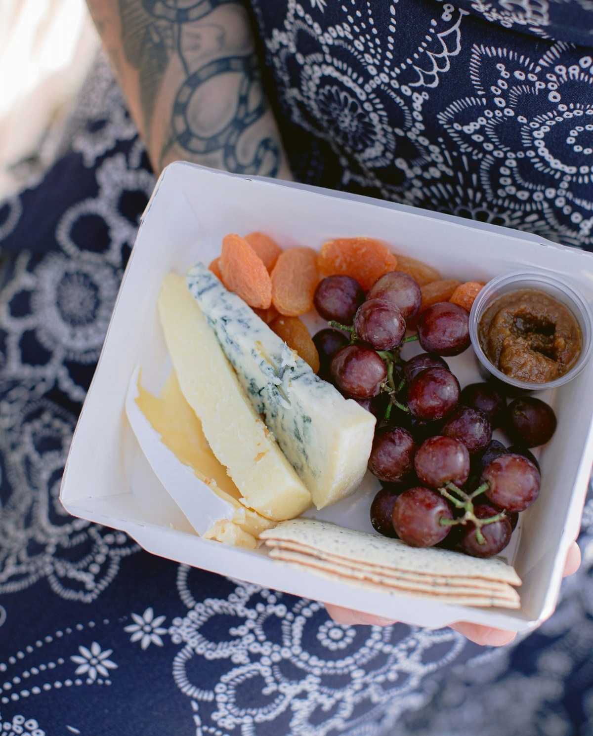frische Trauben und Trockenobst passen gut auf die Käseplatte