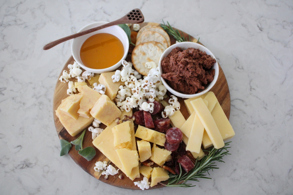 Käse, Salami, Honig mit Popcorn ergänzen