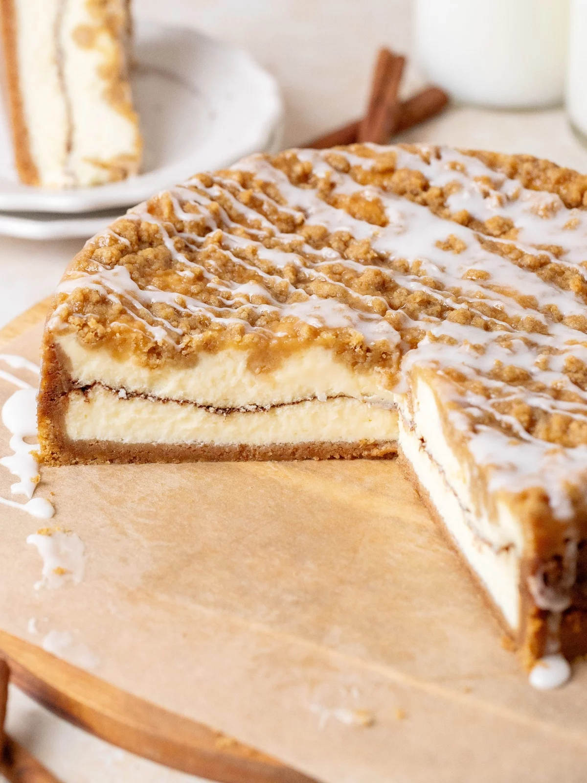 leckerer Käsekuchen mit Streuseln darauf dekoriert