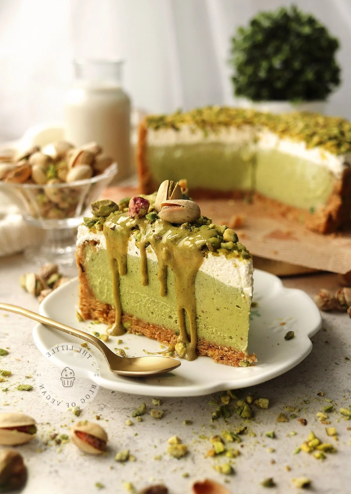 Käsekuchen mit grüner Creme Füllung und mit Pistazien dekoriert