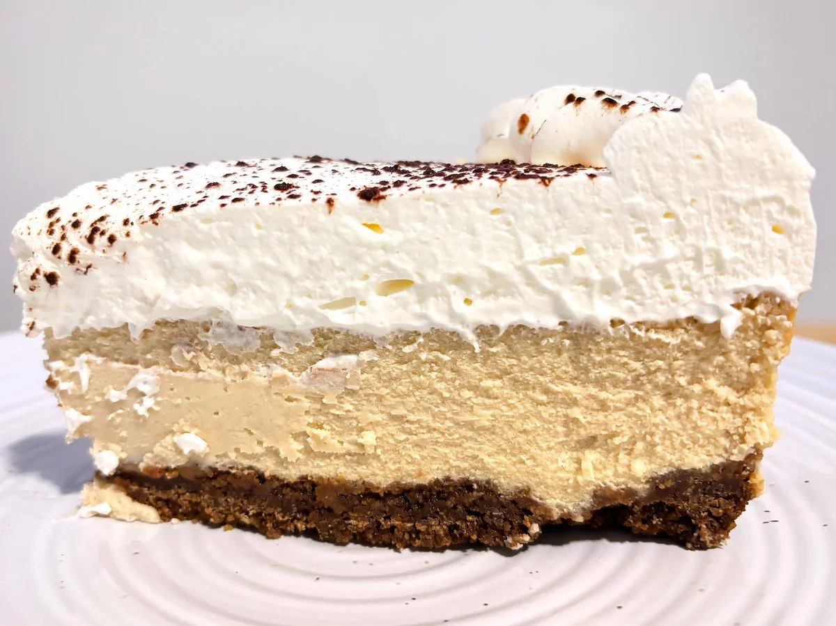 leckerer Käsekuchen mit Sahne Topping 