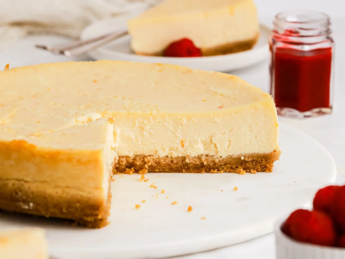 cremiger Käsekuchen mit Boden aus Keksen und heller Füllung 