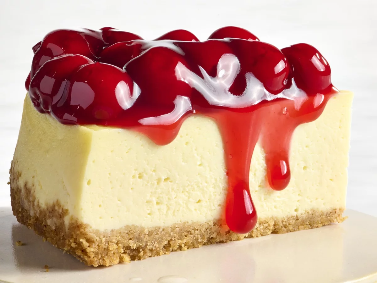 bester Käsekuchen mit Kirschenkonfitüre darauf 