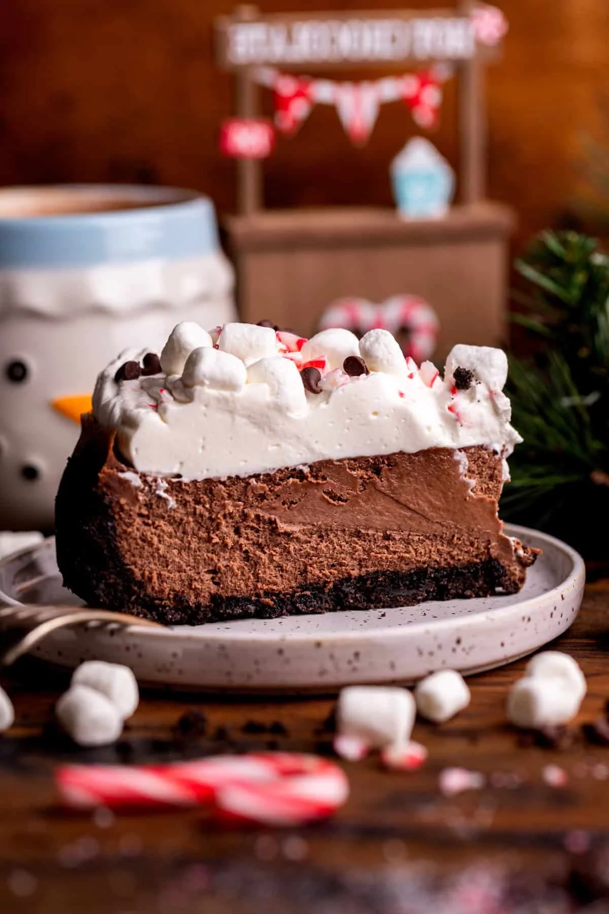 Schoko Käsekuchen mit weißer Sahne als Topping 