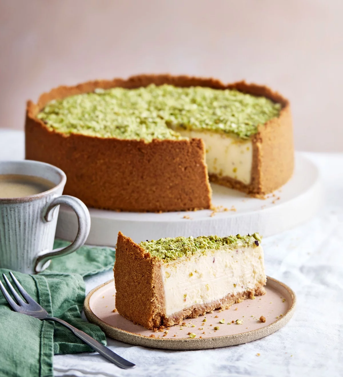 bester Käsekuchen nach klassischem Rezept zubereitet und mit geriebenen Pistazien