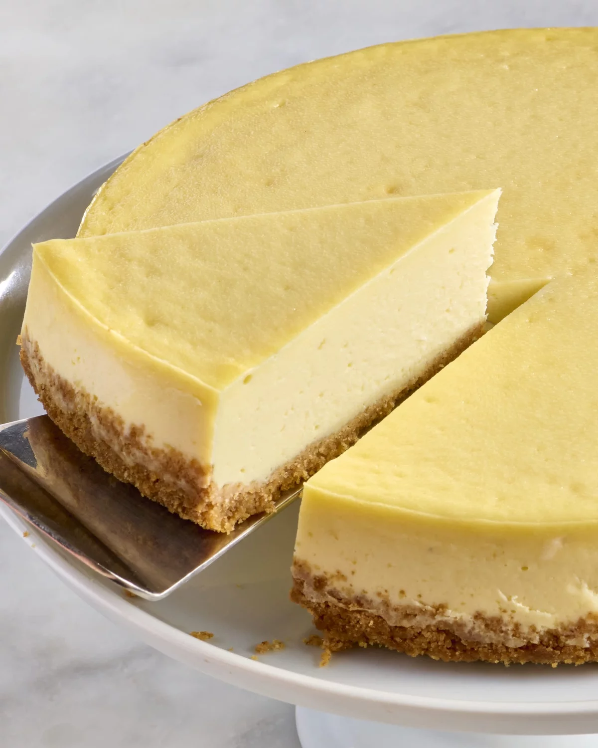 klassischer Käsekuchen mit Zitronenschicht als Topping 