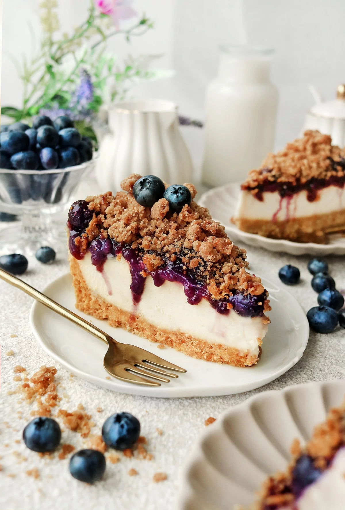 bester Käsekuchen mit Streuseln und Blaubeeren als Topping 