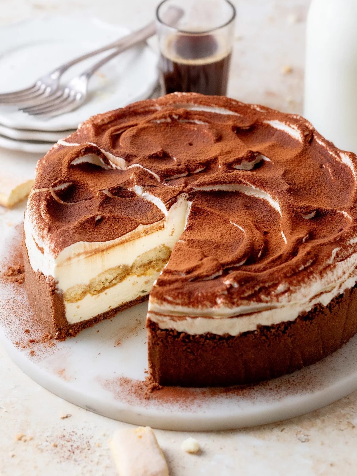 Käsekuchen in zwei Schichtenn und mit Kakao bestreut 