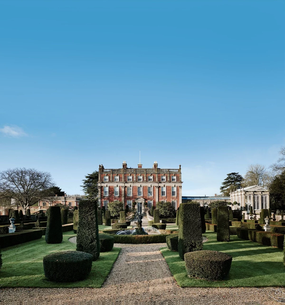 gut strukturierte Gartenfläche mit Wasserbrunnen in der Mitte