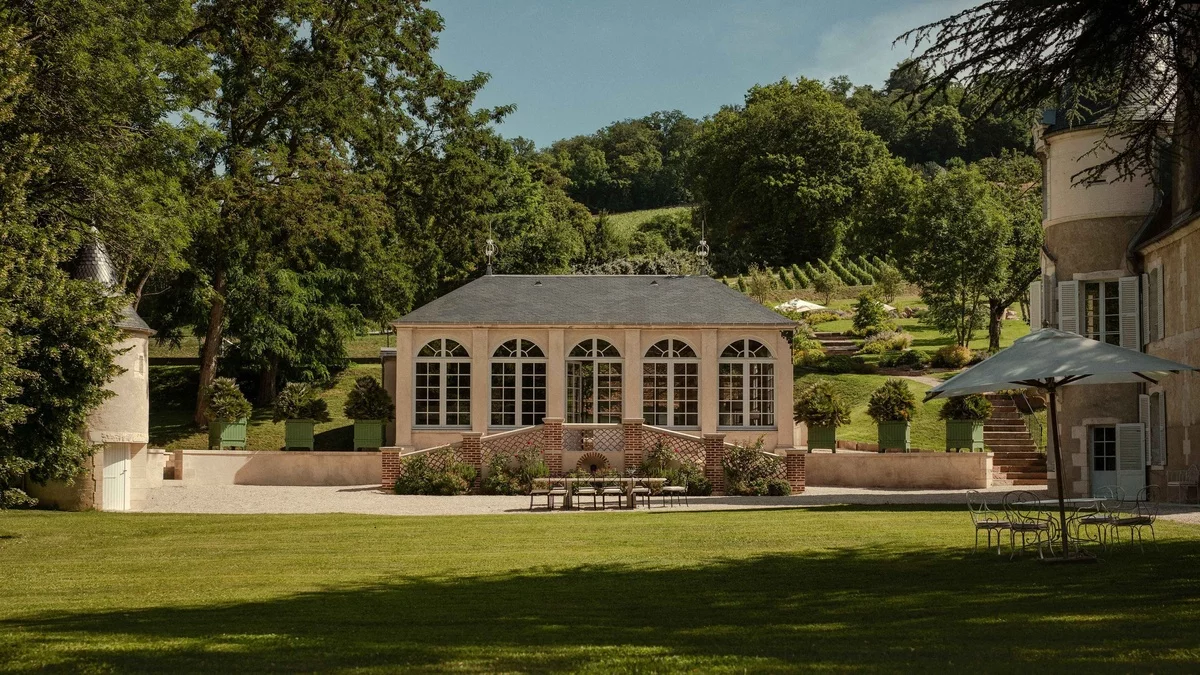gut gepflegter Rasen vor einem Haus im Landhausstil 
